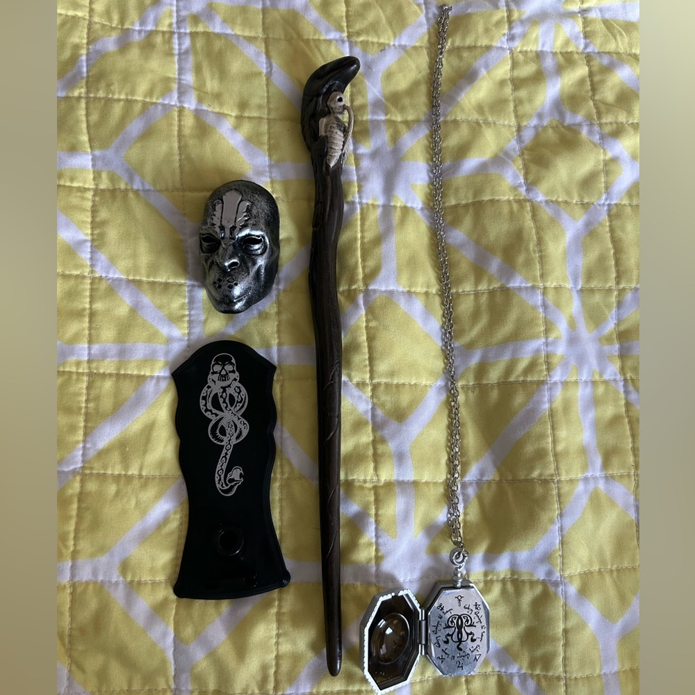 Harry Potter Wand & Locket Necklace